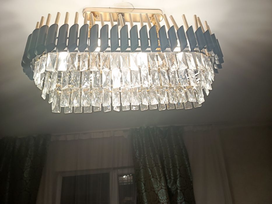 Срочно продам Люстру