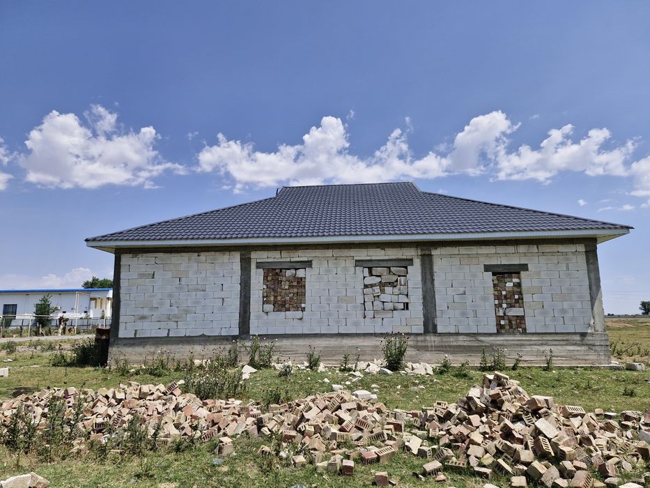 Продаю не достроенный дом