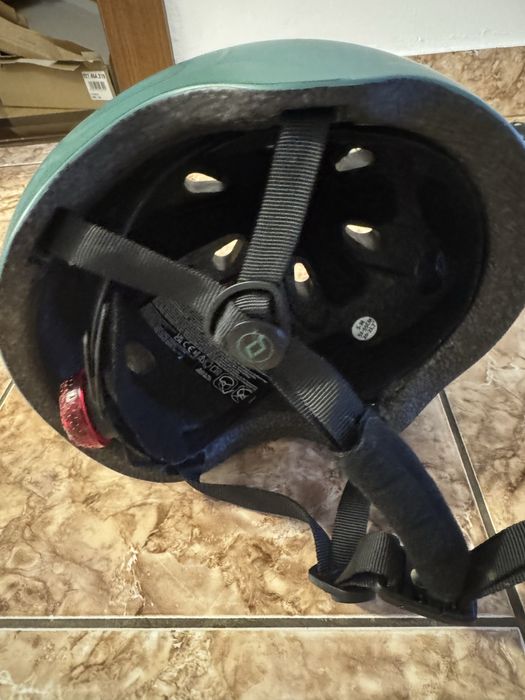 Casca de protectie cu LED si sistem de reglare magnetic