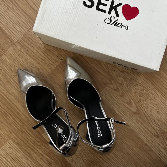 Pantofi argintii cu toc