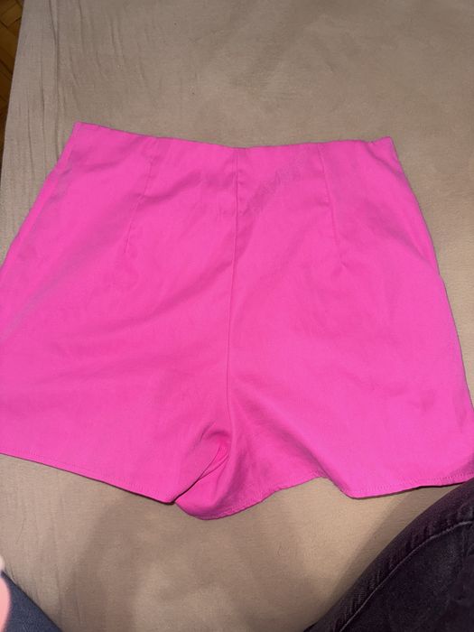 Къса розова пола панталон