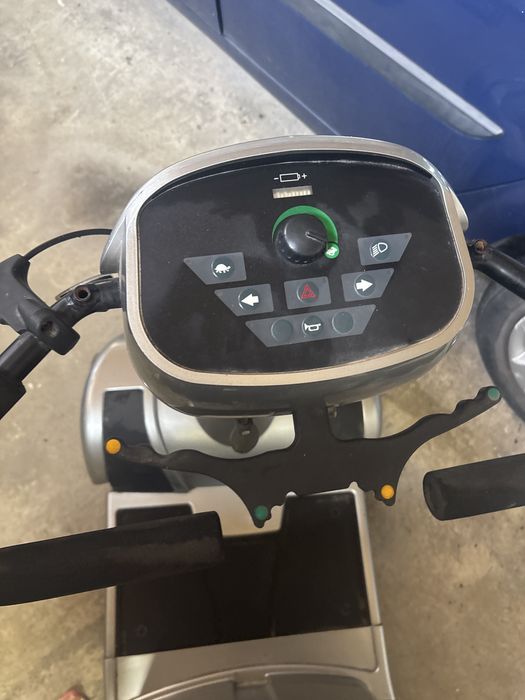 carucior electric pentru persoane cu dizabilitati defect