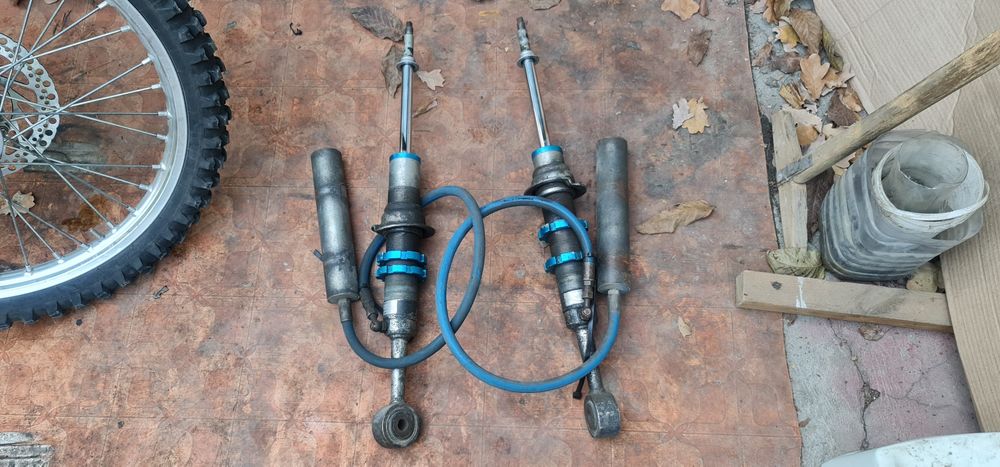 Усиленные амортизаторы с бачками TLC 200