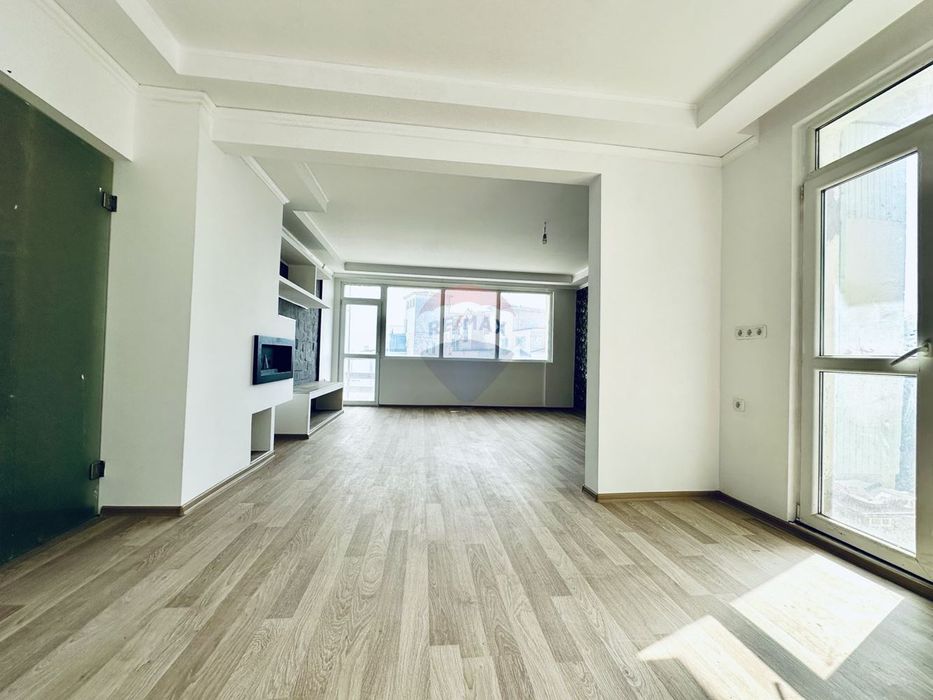 Тристаен апартамент до морето и крайбрежната ивица за продажба, гр. Б