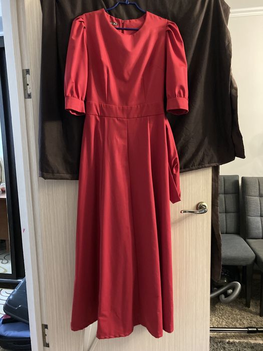 Платье красное