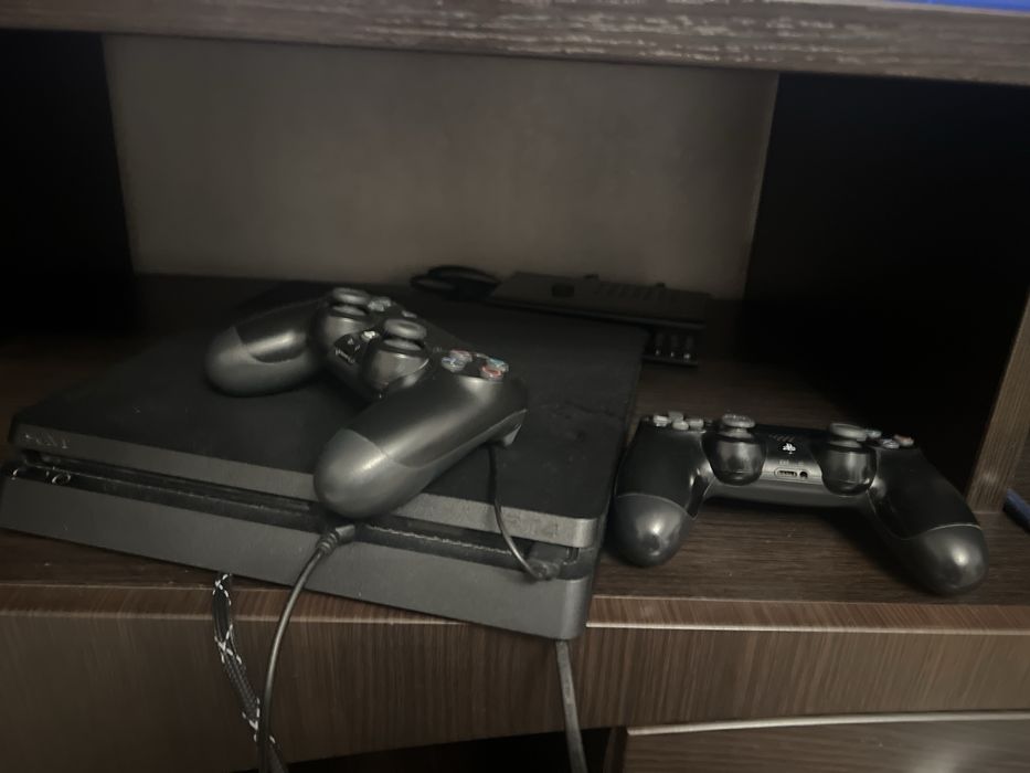 PS 4 slim 8игр + фифа 25 2 джостика