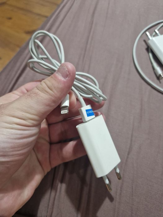 Vând incărcător iphone