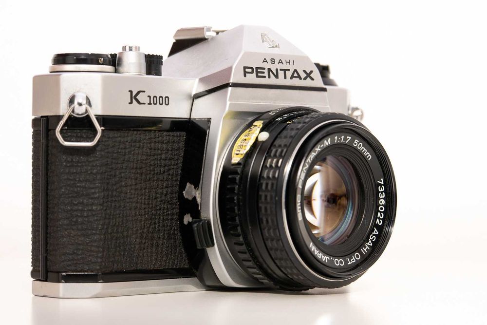 Aparat film Pentax K1000 cu Pentax 50 1.7 si Hoya 135 2.8
