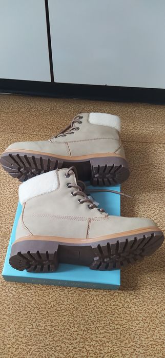 Боти/ кубинки в бежов и черен цвят, велур, 39 номер., чисто нови