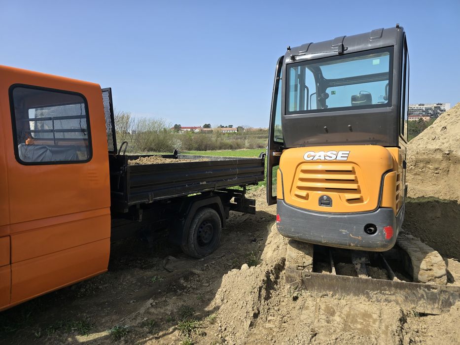 Închiriez Miniexcavator