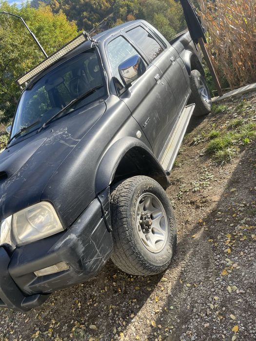 And un Miraubisi L200