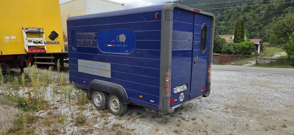 Remorca închisă tip rulotă