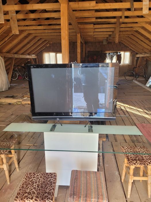 Vând plasma cu masa de sticla și 6 scaune