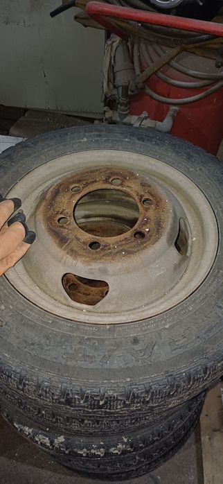 Продам шины с  дисками и рессоры на газель