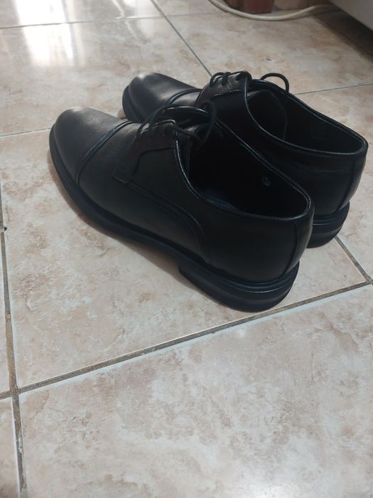 Vind pantofi noi din piele