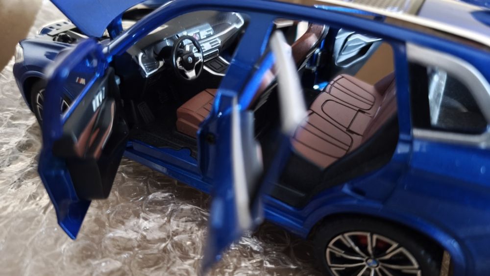 Macheta auto BMW X5, scara 1:24, metalica, noua