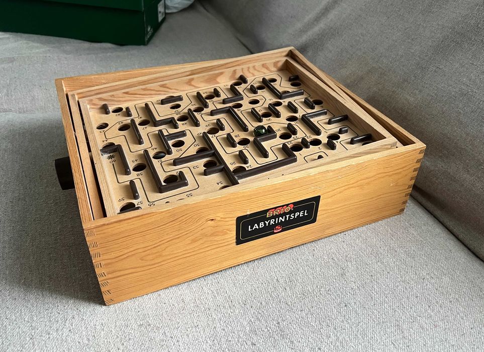 Joc labirint clasic BRIO Labyrintspel din lemn cu bila de sticla
