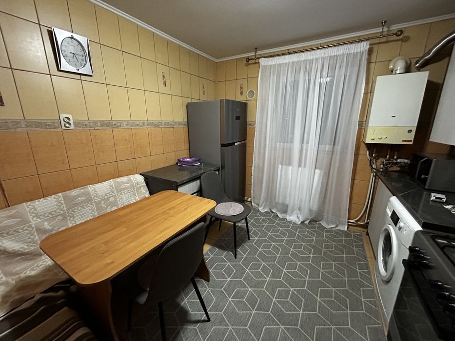Ofer spre inchiriere apartament cu doua camere.
