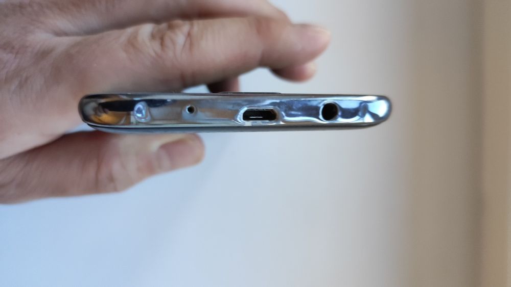 Продам на запчасти телефон Galaxy J5