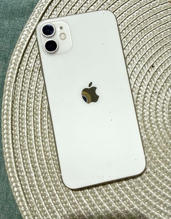IPhone 11 бял 64GB