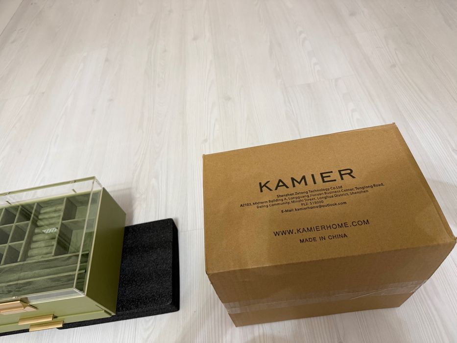 Cutie de design pentru bijuterii - noua