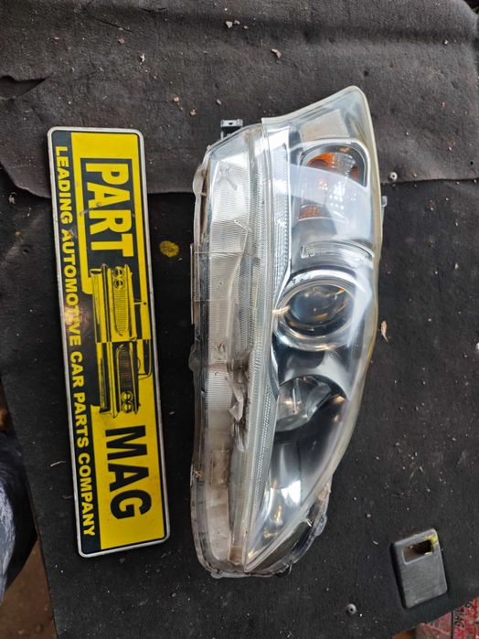 Десен ксенонов фар Lexus LX200H запазен няма счупено