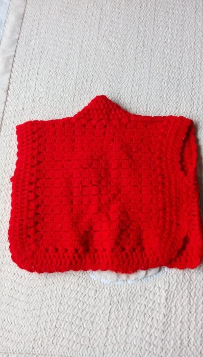 Бебешка червена плетена жилетка дъжина 25см . Нова.