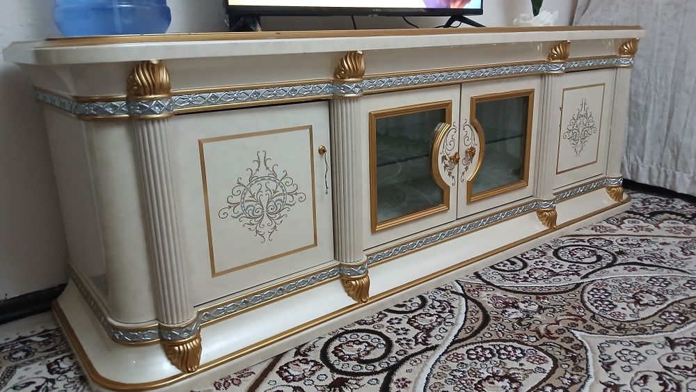 Mebel Sifatli yogochdan yasalgan Islomiy xonadan da foydalanilgan