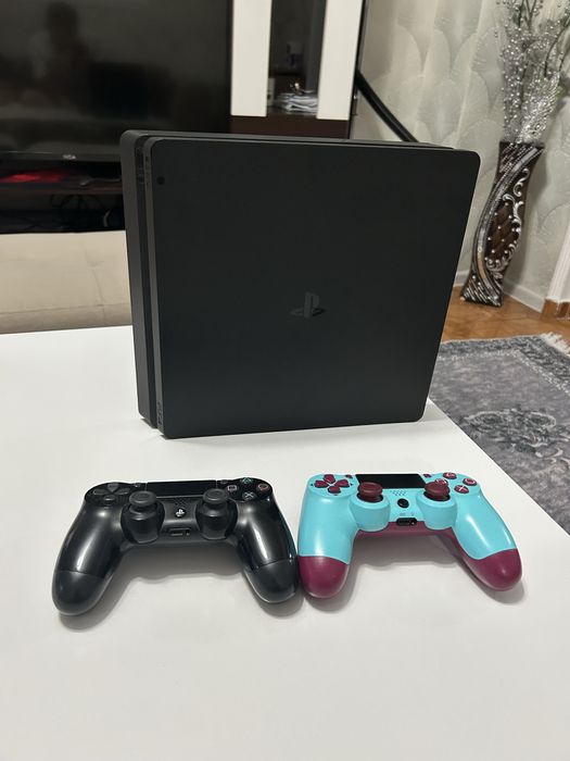 Playstation 4 с 2 контролера и акаунт с 6 дигитални игри и една на диск!