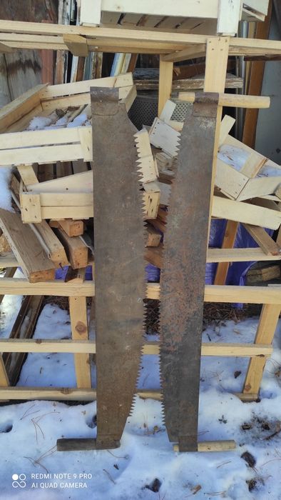 Две двуручные  пилы.