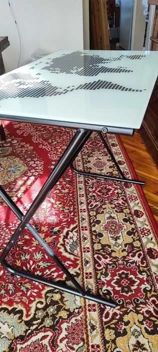 Стъклено бюро с мотив на карта на света