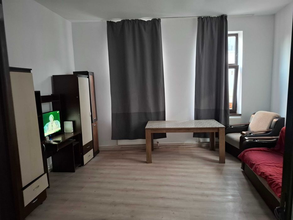 Ofer spre închiriere două apartamente situate într-o curte privată, în municipiul Brăila, zona Unirii.
