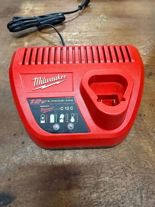 Încărcător MILWAUKEE 12-18v M12-18FC