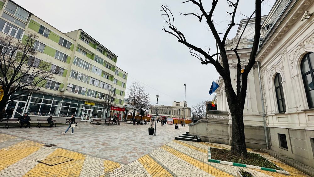 Spațiu ultracentral, pe colț stradă pietonală, lângă Primărie
