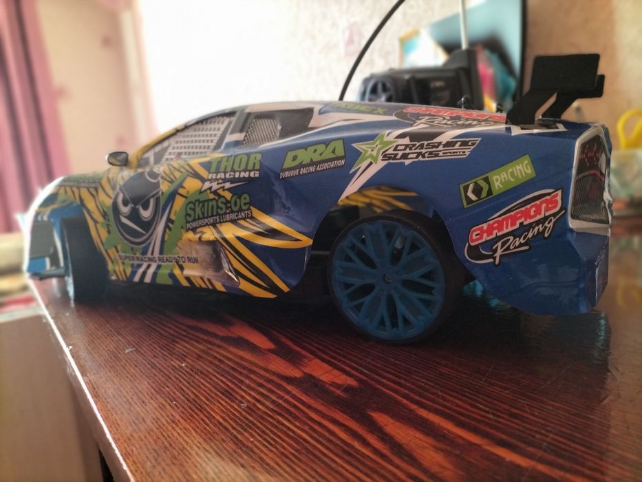 Машина с пультом управления.