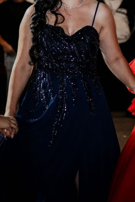 Официални рокли-продават се или се дават под наем