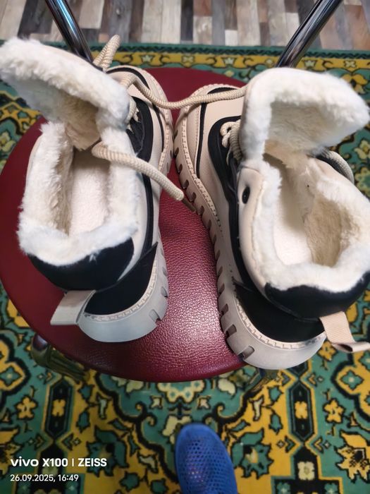 Продам кроссовки новые