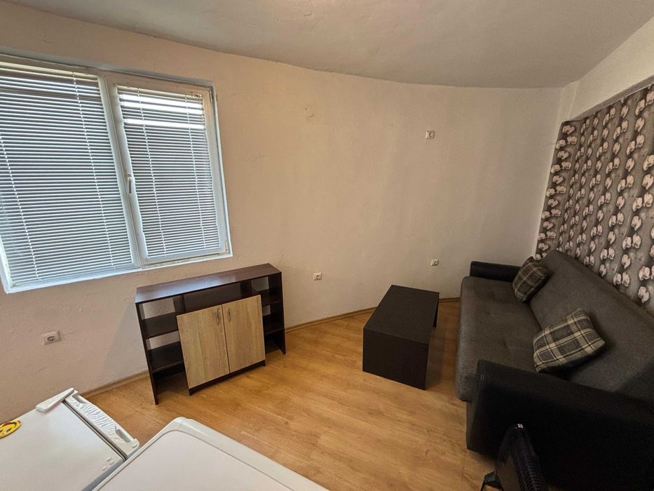 Дава се под наем Едностаен апартамент в Велико Търново, Бузлуджа - 18 кв.м за 153 € - Снимка #1