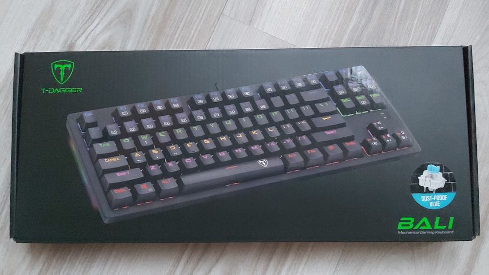 Vând tastatura gaming mecanica iluminare rainbow-rgb noua