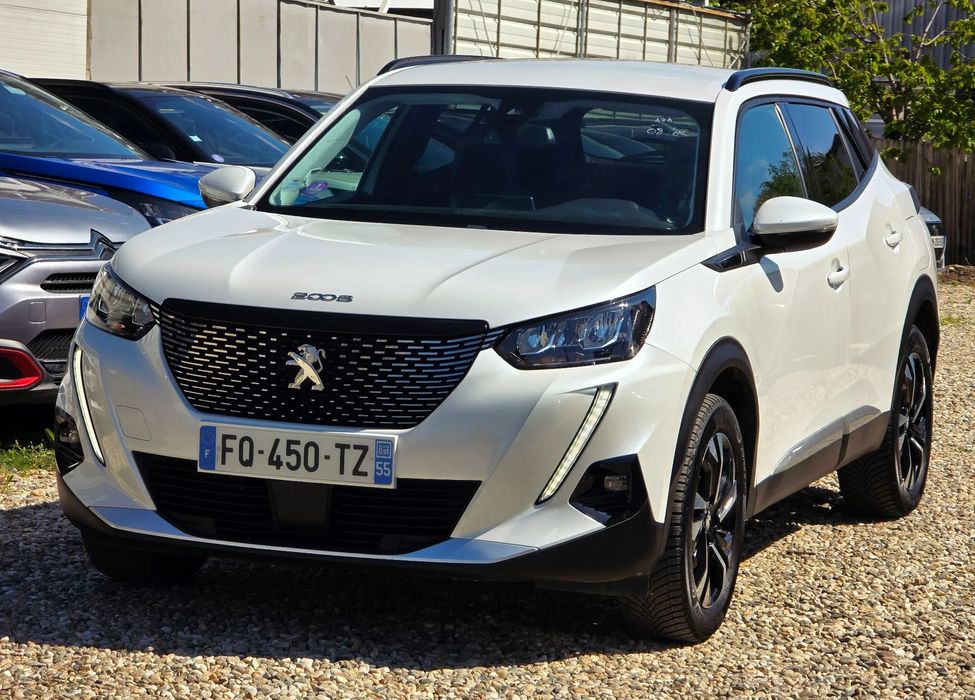 Peugeot 2008 2008 / Distronic / Puretech 130 S&S EAT8 ALLURE / Led