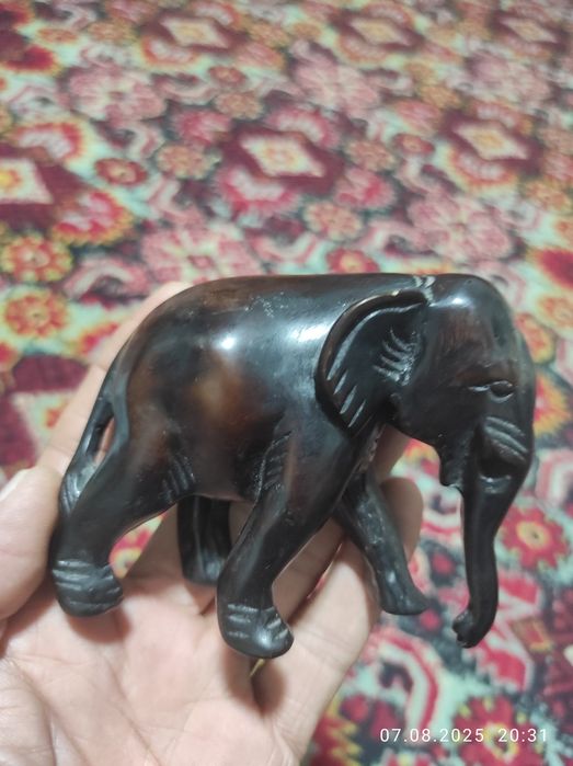 Срочно продаются два слонёнки из красного дерева