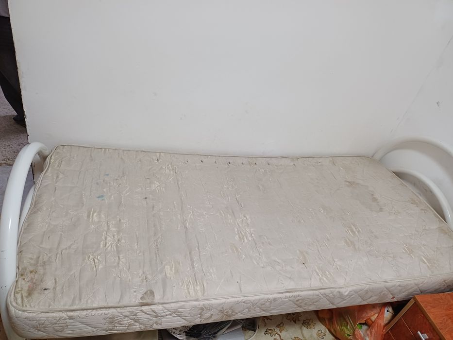 Кровать с матрасом