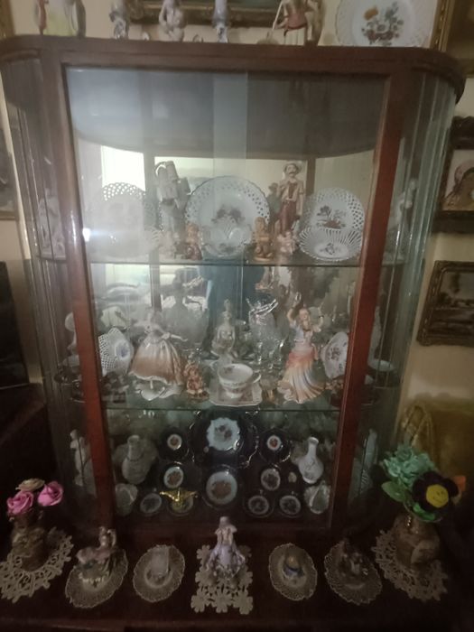 Vând bibelouri și tablouri