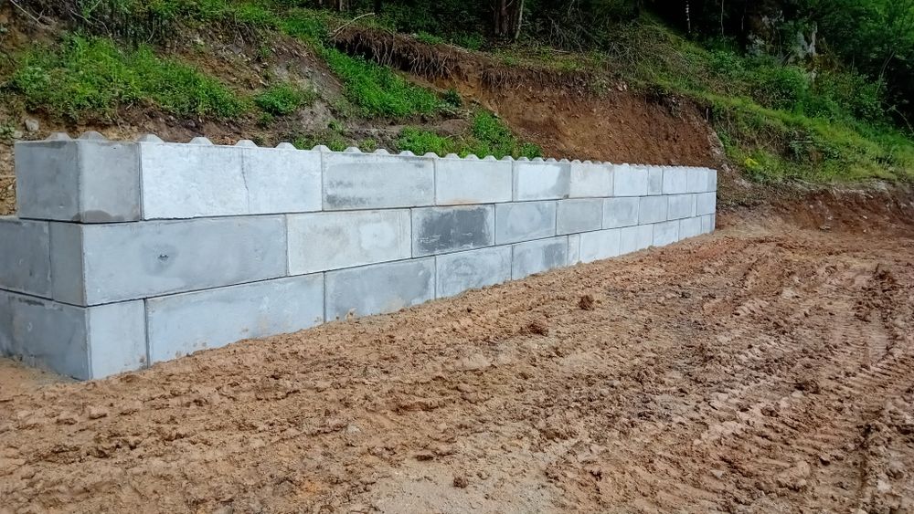 Execut lucrări cu miniexcavatoru