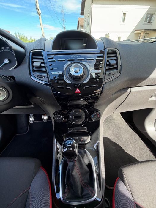 Ford Fiesta Red&Black 1.0 EcoBoost 140 CP | 2016 | 30.000 km | 3 uși