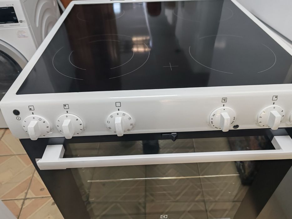 Свободно стояща печка с керамичен плот Electrolux с 2 години Гаранциия