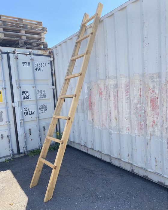 Лестница деревянная