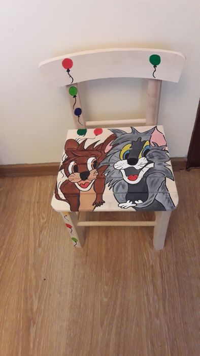 Рисувано дървено детско столче.Рисувана детска масичка.