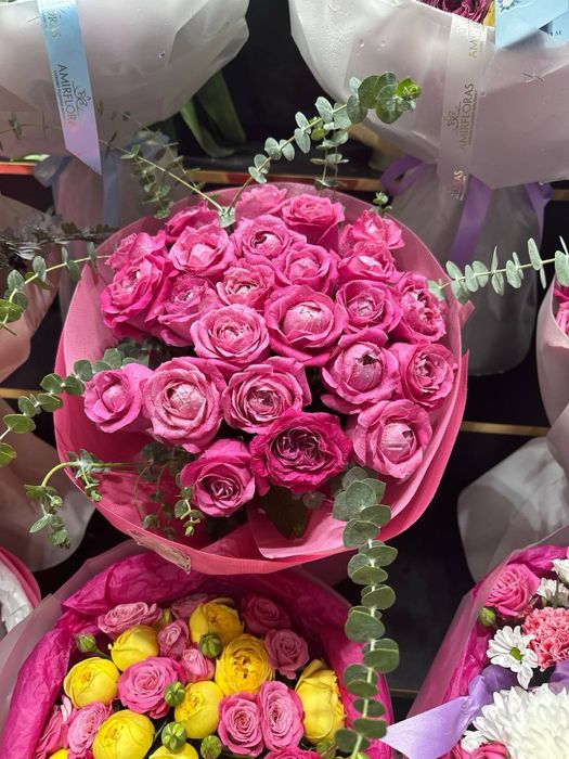 Katarina bable pionavidniy roza trend buket gullar