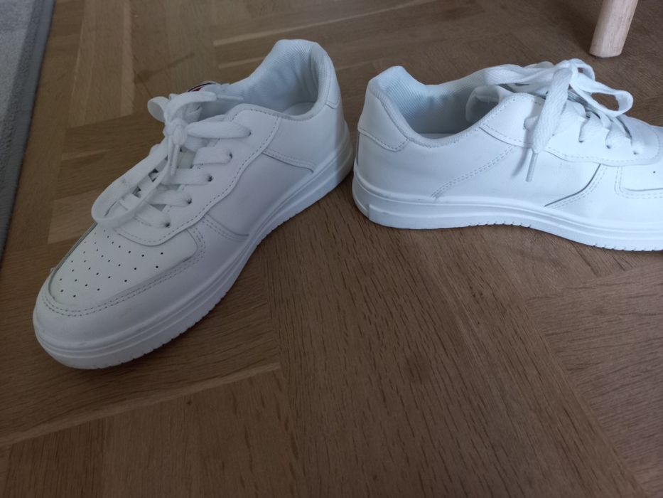 Бели кецове от WC Laikiki